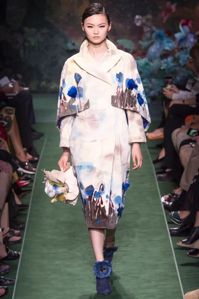 Look 10
